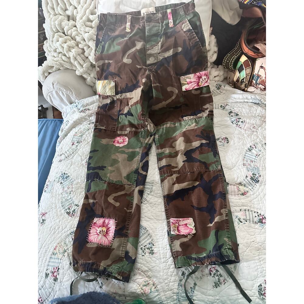 RILEY VINTAGE CAMO CAMOUFLAGE FLORAL PATCHES ARMY CARGO PANTS S FESTIVALS!